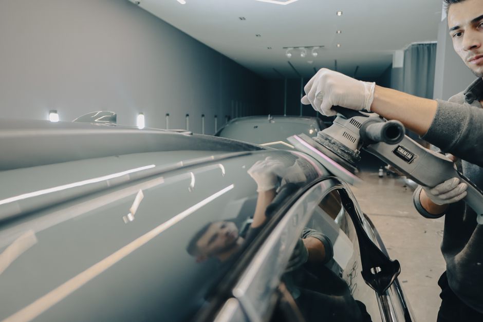 Polishing machine restoring car paint